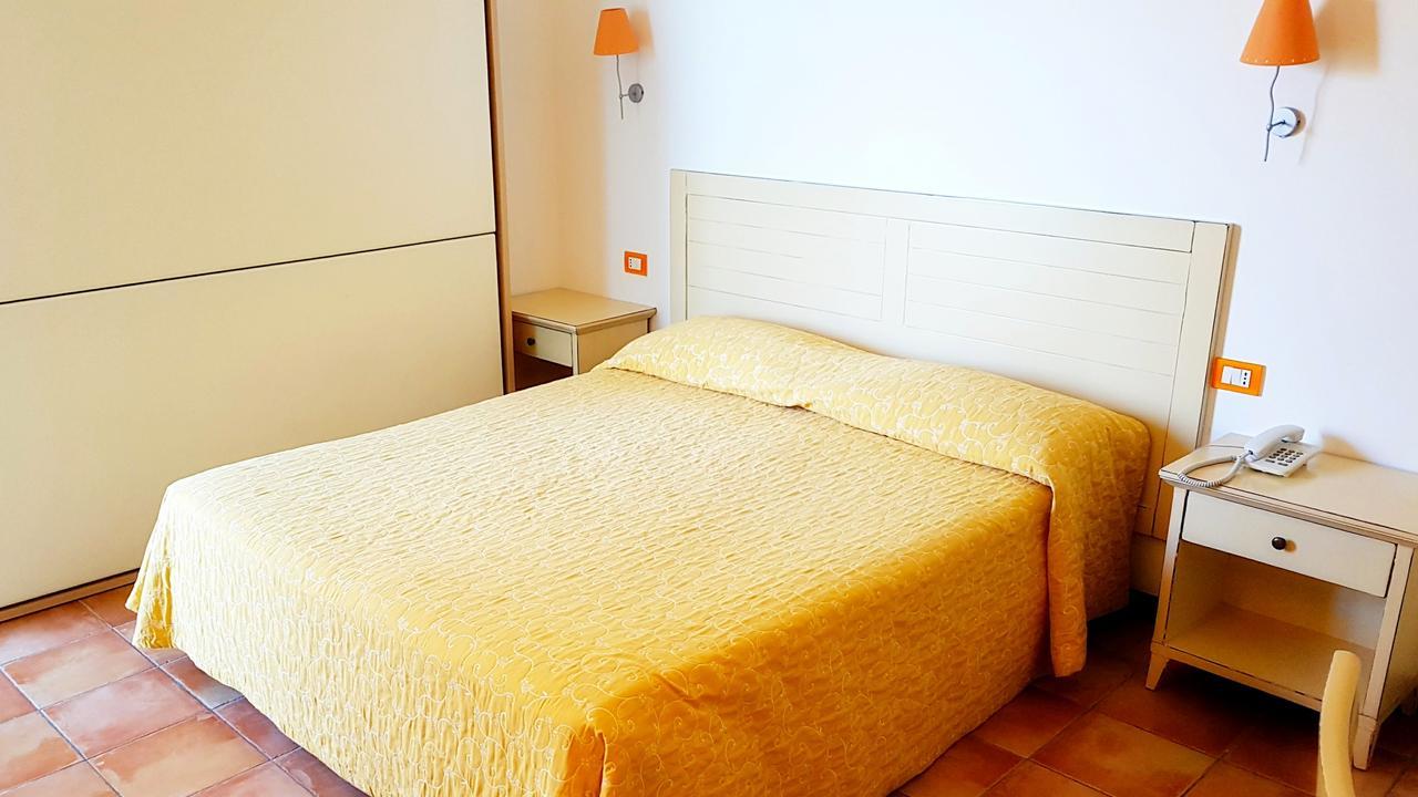 Hotel Villa Tramonto Direttamente Sul Mare San Vincenzo Buitenkant foto