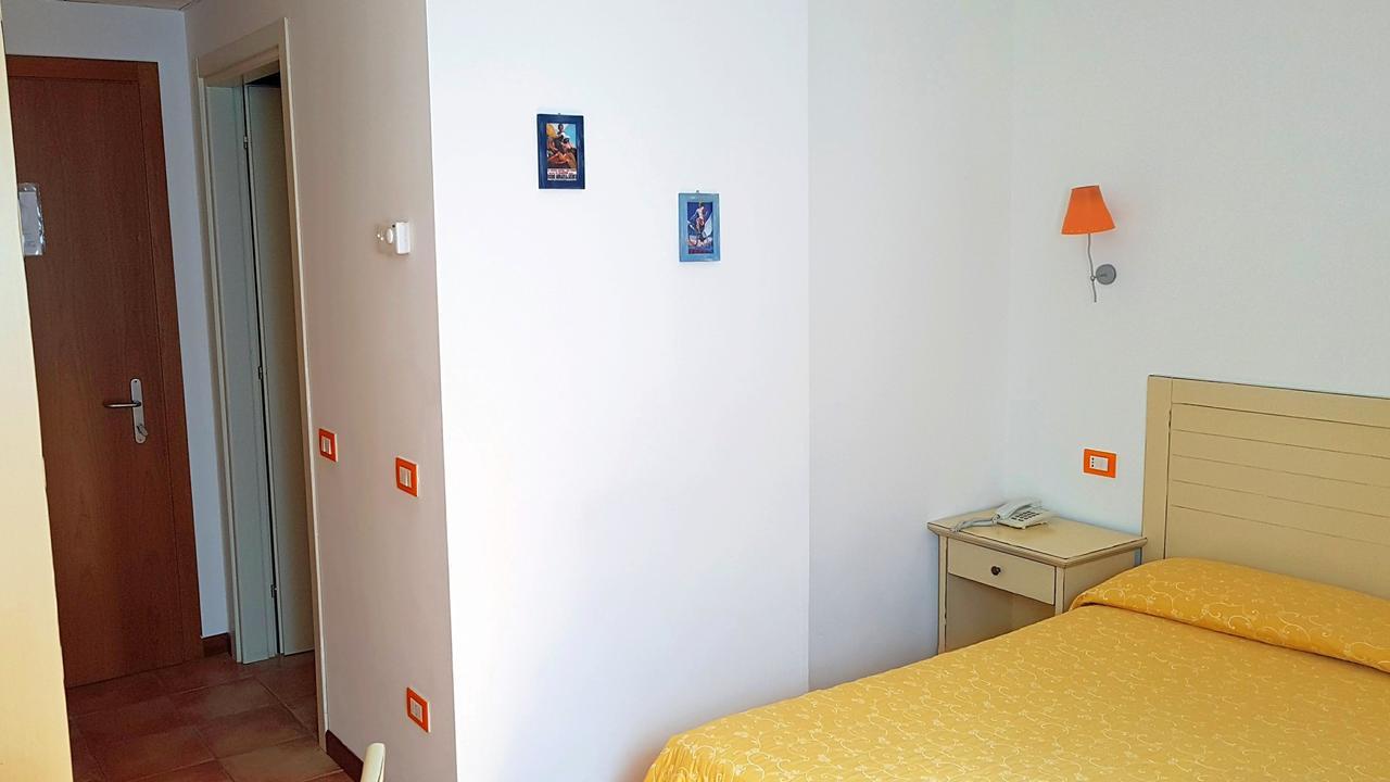 Hotel Villa Tramonto Direttamente Sul Mare San Vincenzo Buitenkant foto