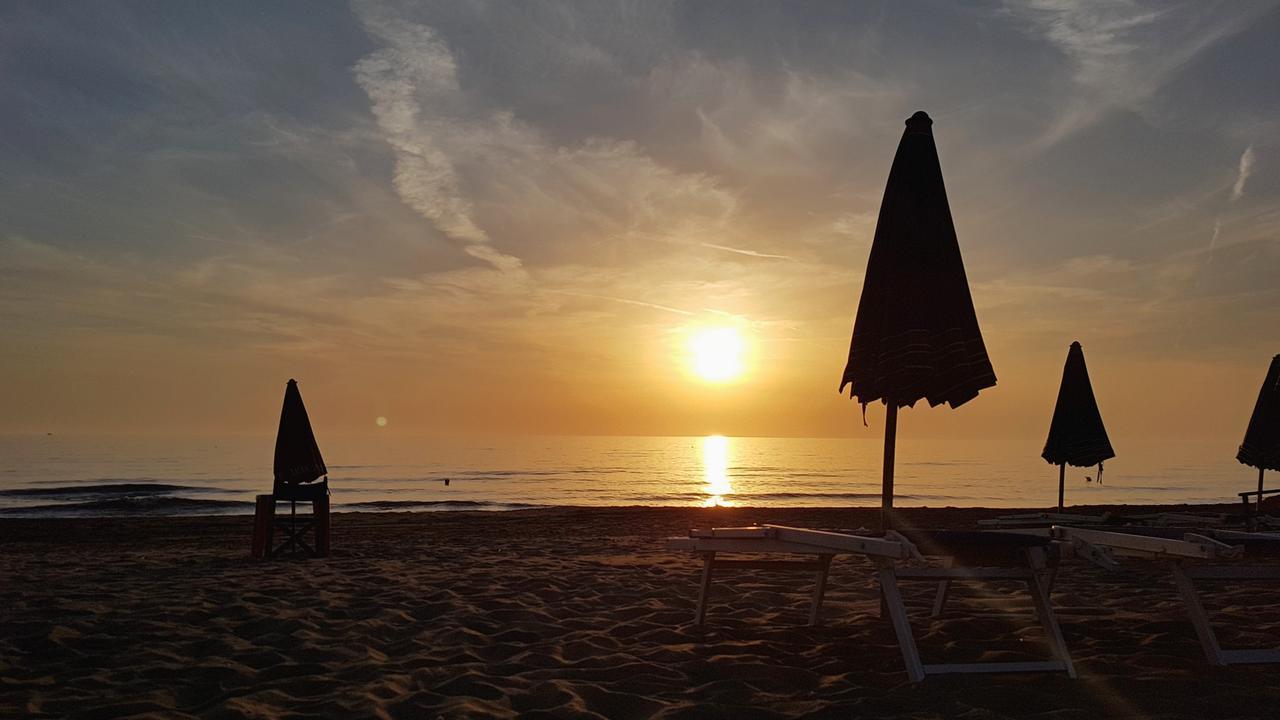 Hotel Villa Tramonto Direttamente Sul Mare San Vincenzo Buitenkant foto