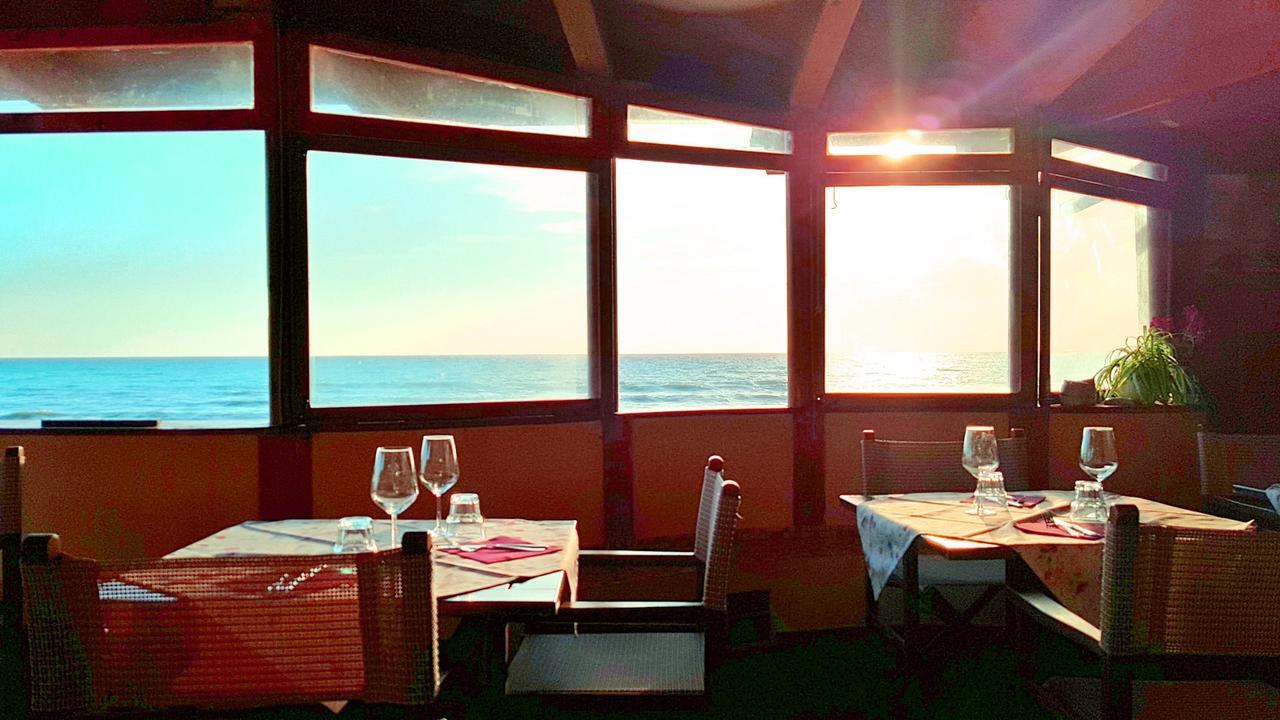 Hotel Villa Tramonto Direttamente Sul Mare San Vincenzo Buitenkant foto